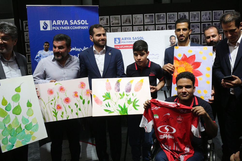 سفیر توان‌خواهان کلیدبهشت این‌بار با پیراهن پرسپولیس؛ وحید امیری به غرفه آریاساسول آمد