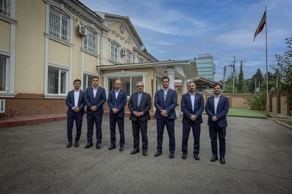 همزمان با استقبال گسترده کارکنان در مجتمع شرکت، هیئت اعزامی آریاساسول به قزاقستان نیز پای صندوق رأی حاضر شدند