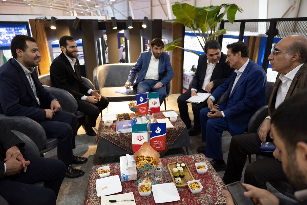 بازدید رئیس گروه اقتصادی دفتر مقام معظم رهبری و دبیرکل انجمن صنفی کارفرمایی پتروشیمی از غرفه آریاساسول 