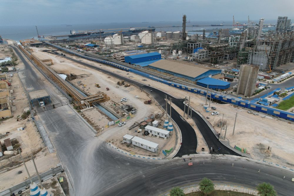 طرح‌های جاده شرقی و ورزشگاه روستای هاله آریاساسول به بهره‌برداری رسید