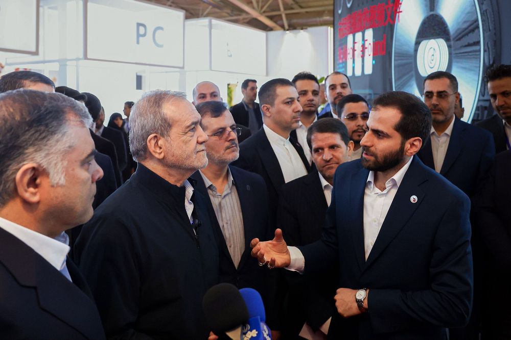 بازدید رئیس‌جمهور از غرفه آریاساسول