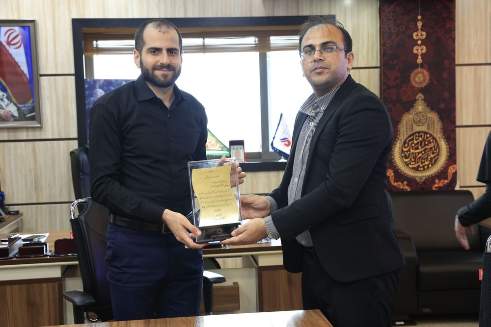 اهدا لوح تقدیر مدیرکل سازمان انتقال خون استان بوشهر به مدیرعامل آریاساسول/حیدرزاده: دفعات اهدا خون کارکنان تا سال آینده 2 برابر می‌شود