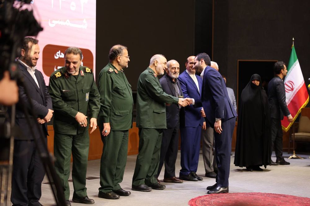 تقدیر فرمانده کل سپاه پاسداران از مدیرعامل شرکت پلیمر آریاساسول 