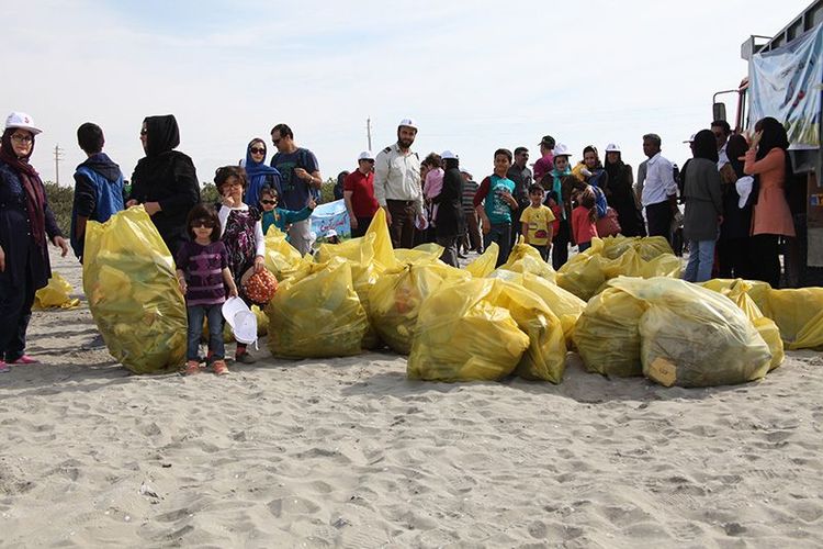 پاکسازی ساحل نایبند در روز هوای پاک