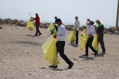 کارکنان شرکت پلیمر آریاساسول با همکاری سازمان‌های مردم نهاد منطقه گردشگری خلیج نایبند به مناسبت روز جهانی محیط زیست، ساحل سفید روستای هاله را از زباله‌های زیست محیطی پاک کردند.