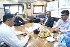 دیدار مدیرعامل آریاساسول با مدیر فروشگاه‌های سازمان اتکا در استان بوشهر